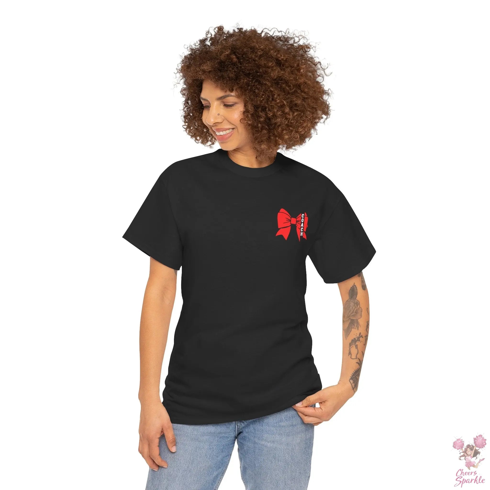 Cheer Coach T-Shirt mit roter Schleife Printify