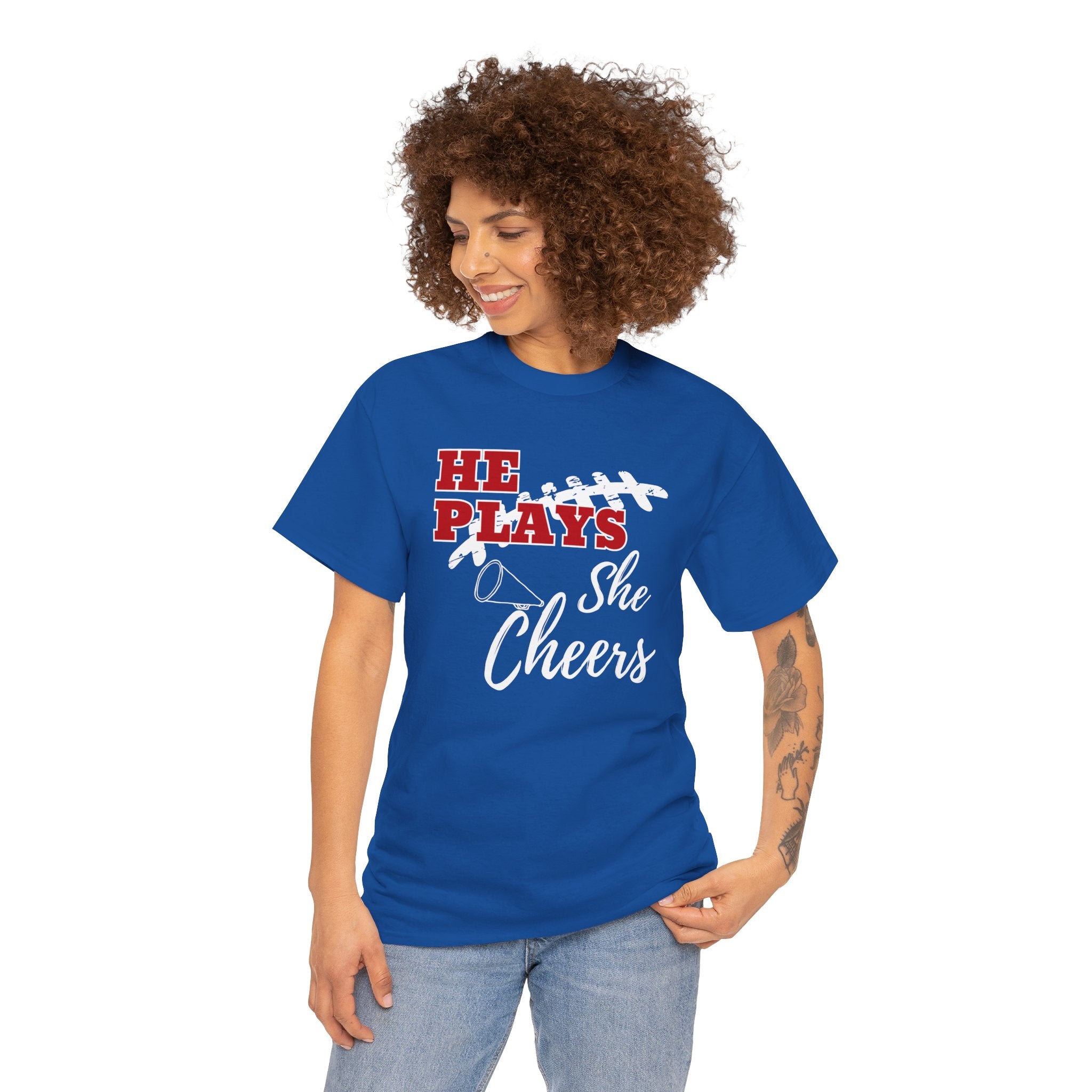 „He Plays, She Cheers“ T-Shirt