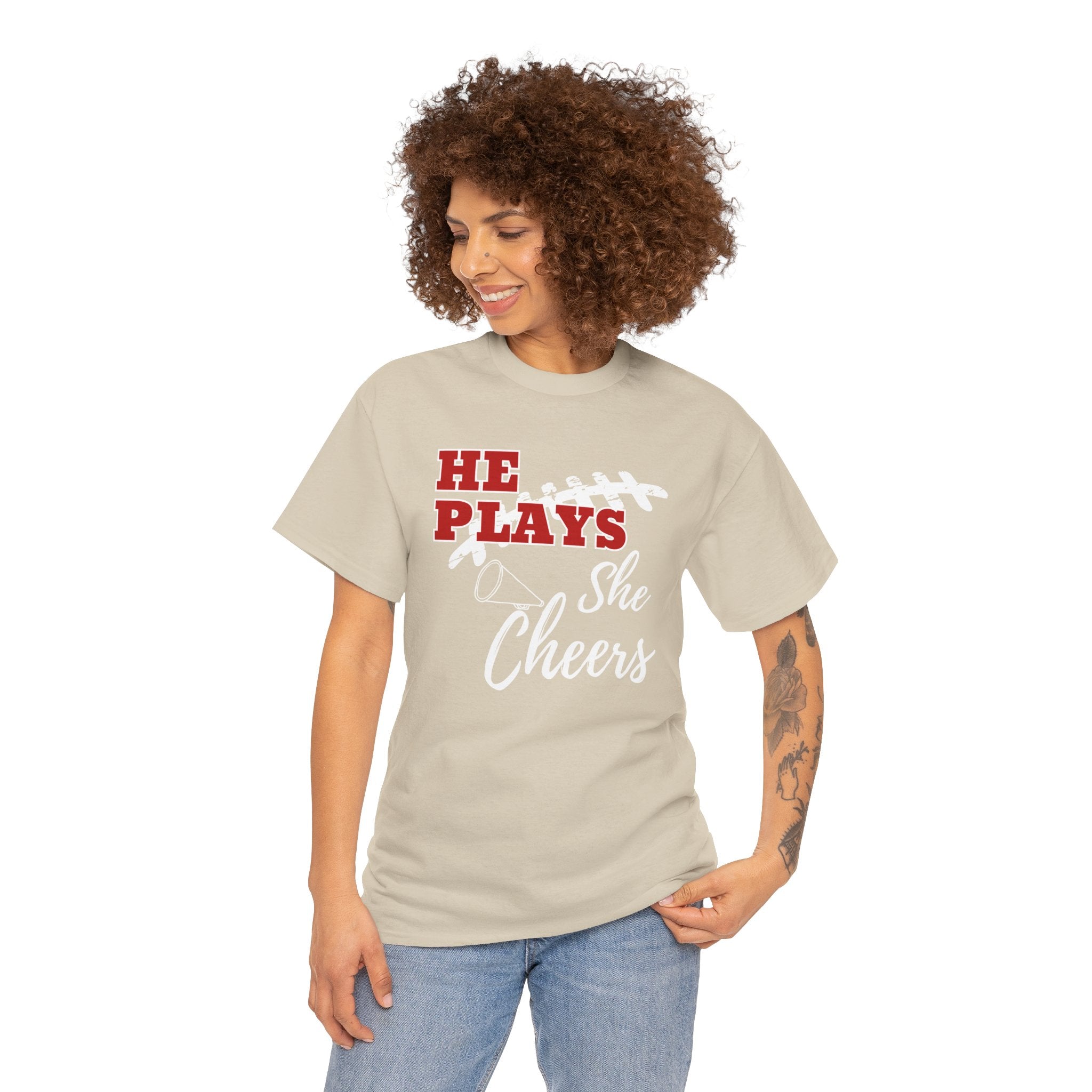 „He Plays, She Cheers“ T-Shirt