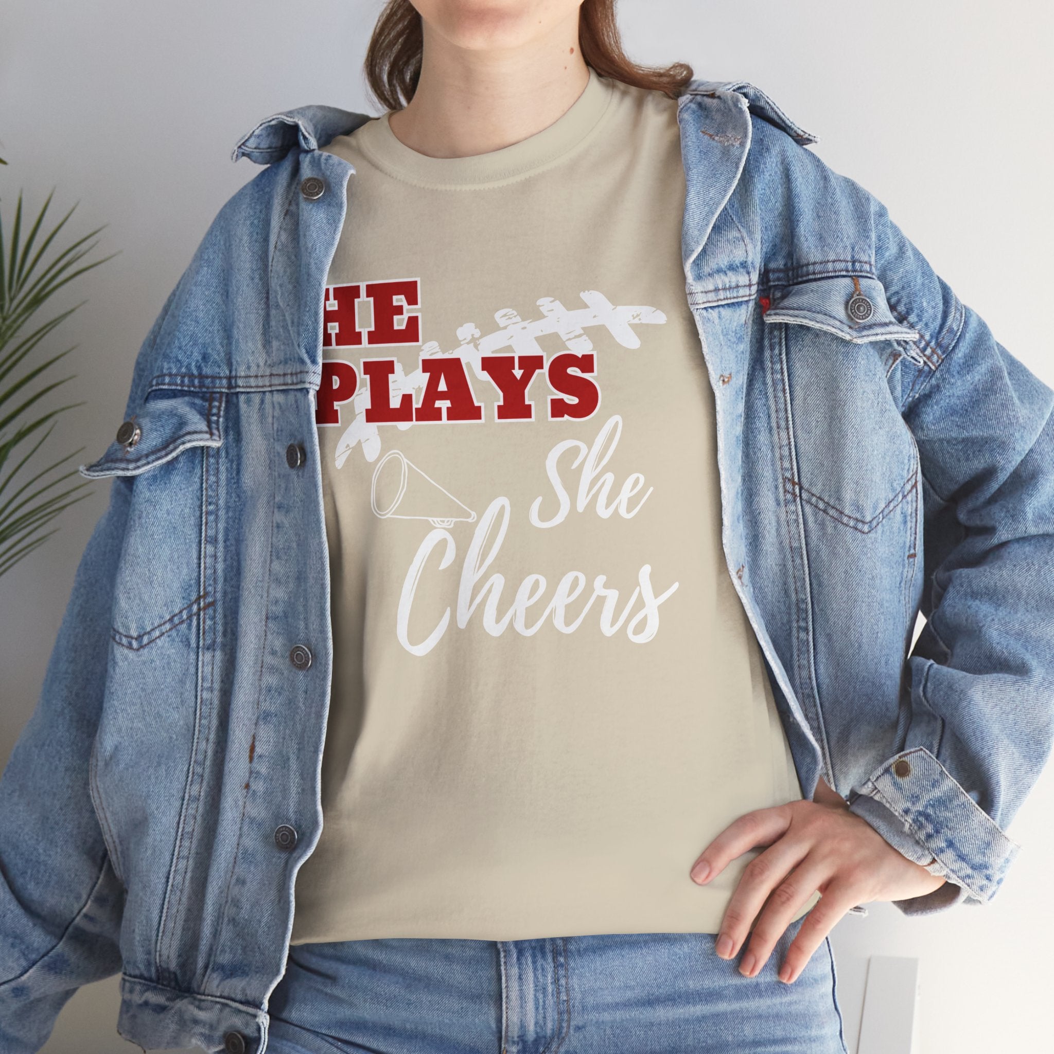 „He Plays, She Cheers“ T-Shirt