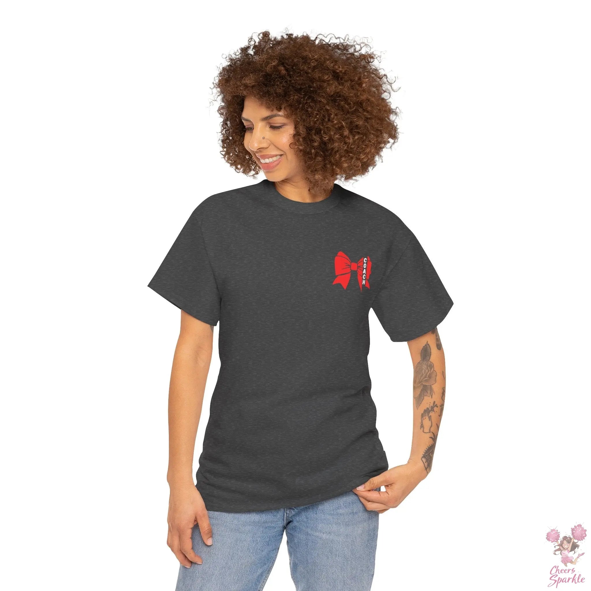 Cheer Coach T-Shirt mit roter Schleife Printify