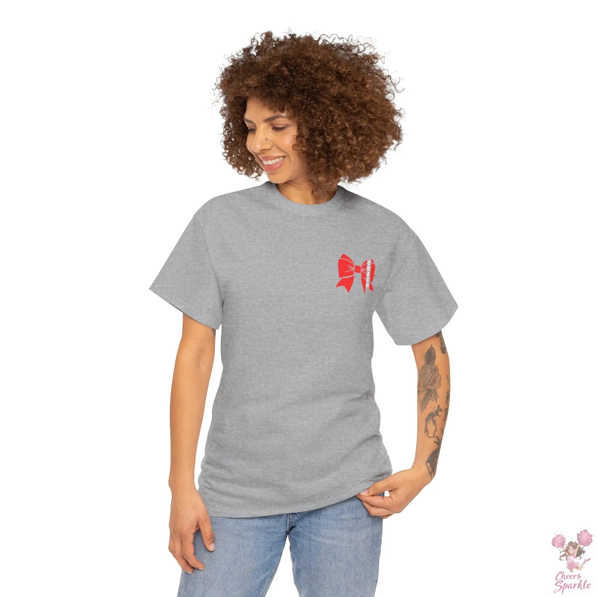 Cheer Coach T-Shirt mit roter Schleife Printify