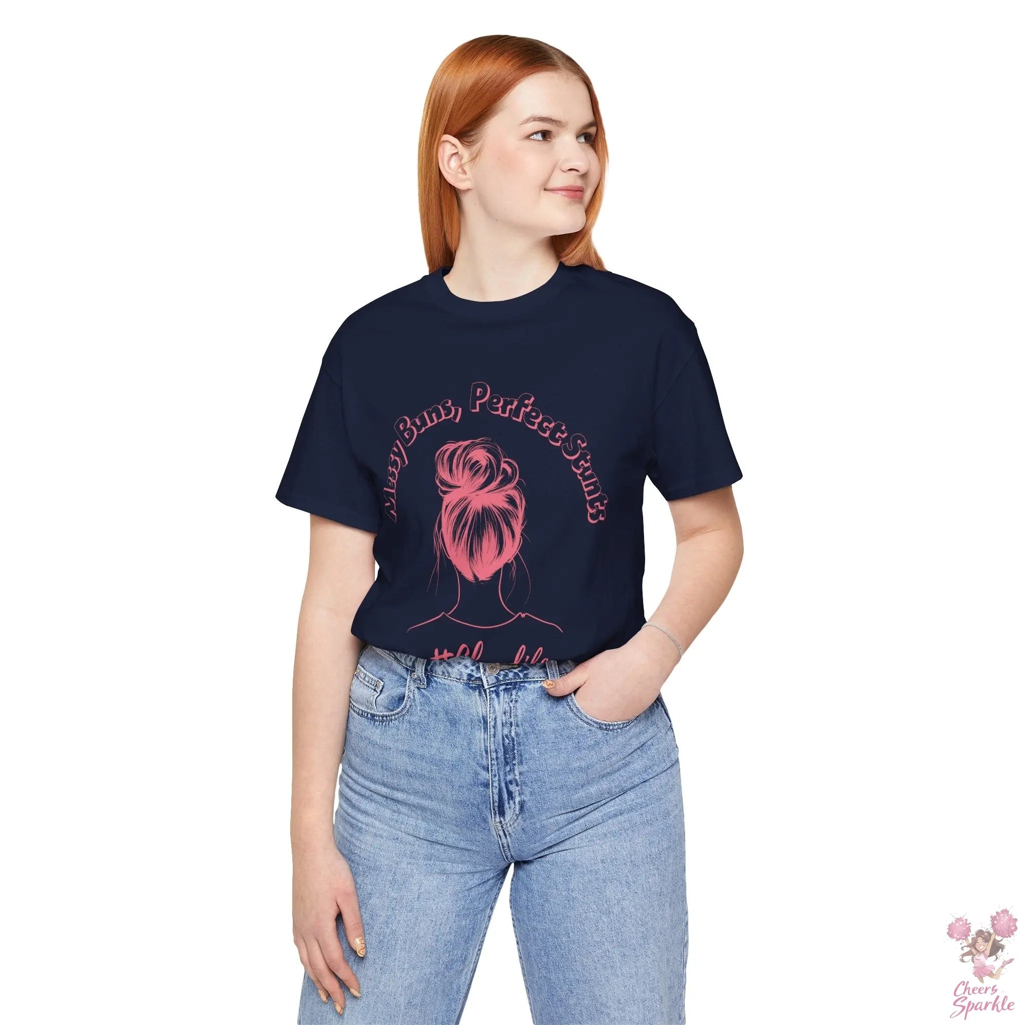 Stylischen T-Shirt "Messy Buns, Perfect Stunts #Cheerlife" Cheers and Sparkle
