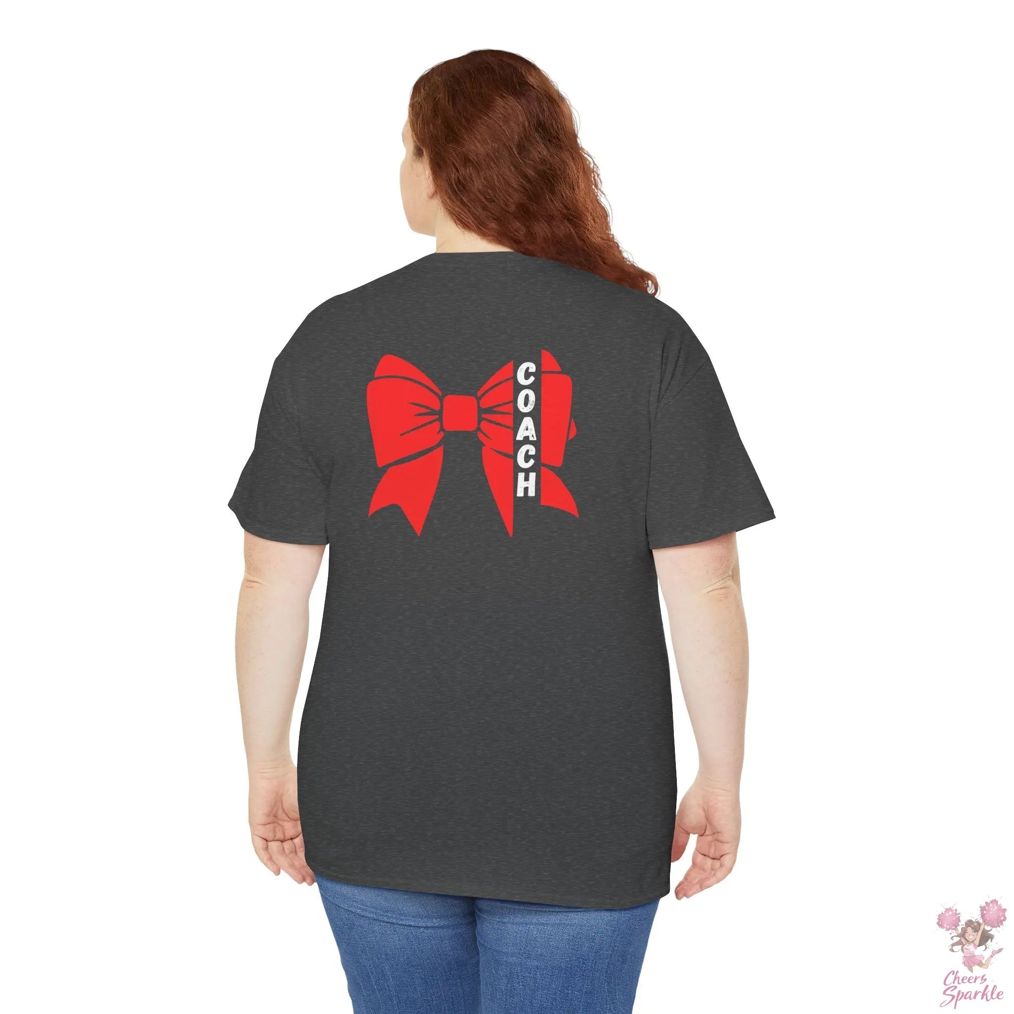 Cheer Coach T-Shirt mit roter Schleife Printify