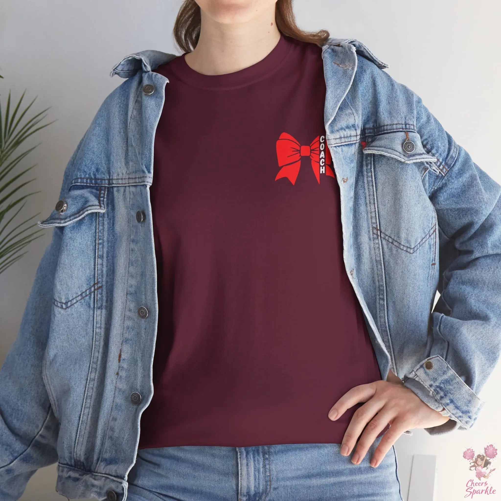 Cheer Coach T-Shirt mit roter Schleife Printify