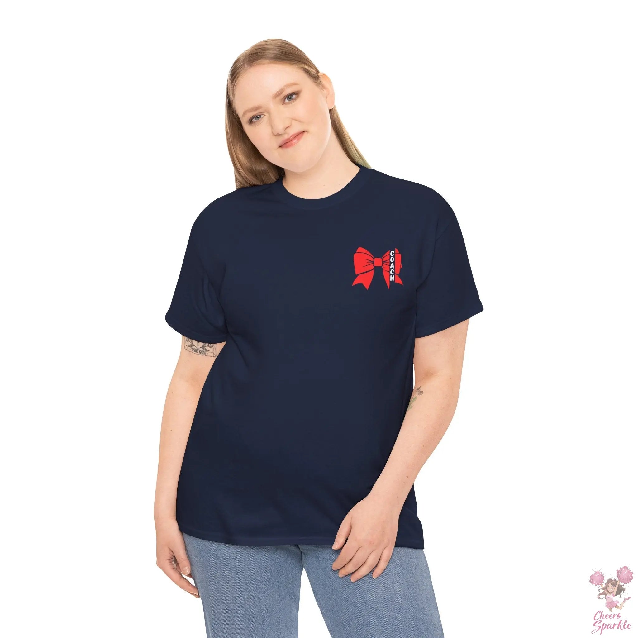 Cheer Coach T-Shirt mit roter Schleife Printify