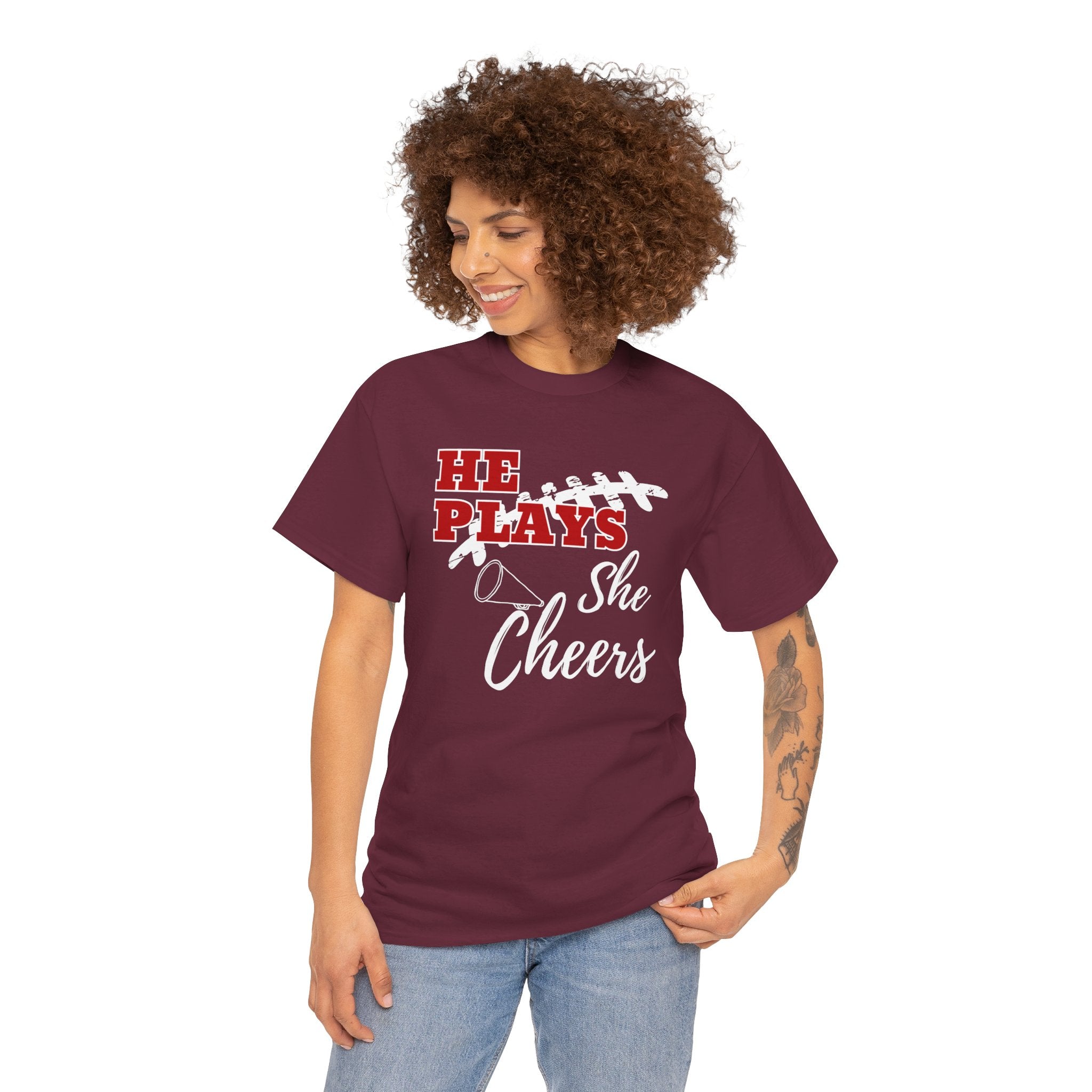 „He Plays, She Cheers“ T-Shirt