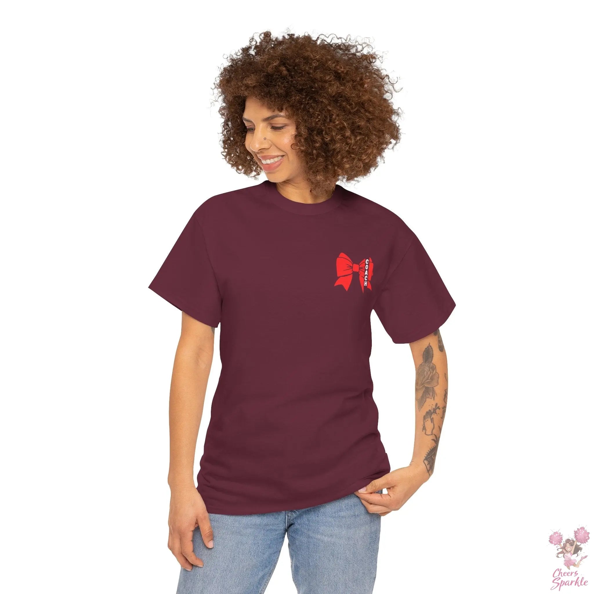 Cheer Coach T-Shirt mit roter Schleife Printify