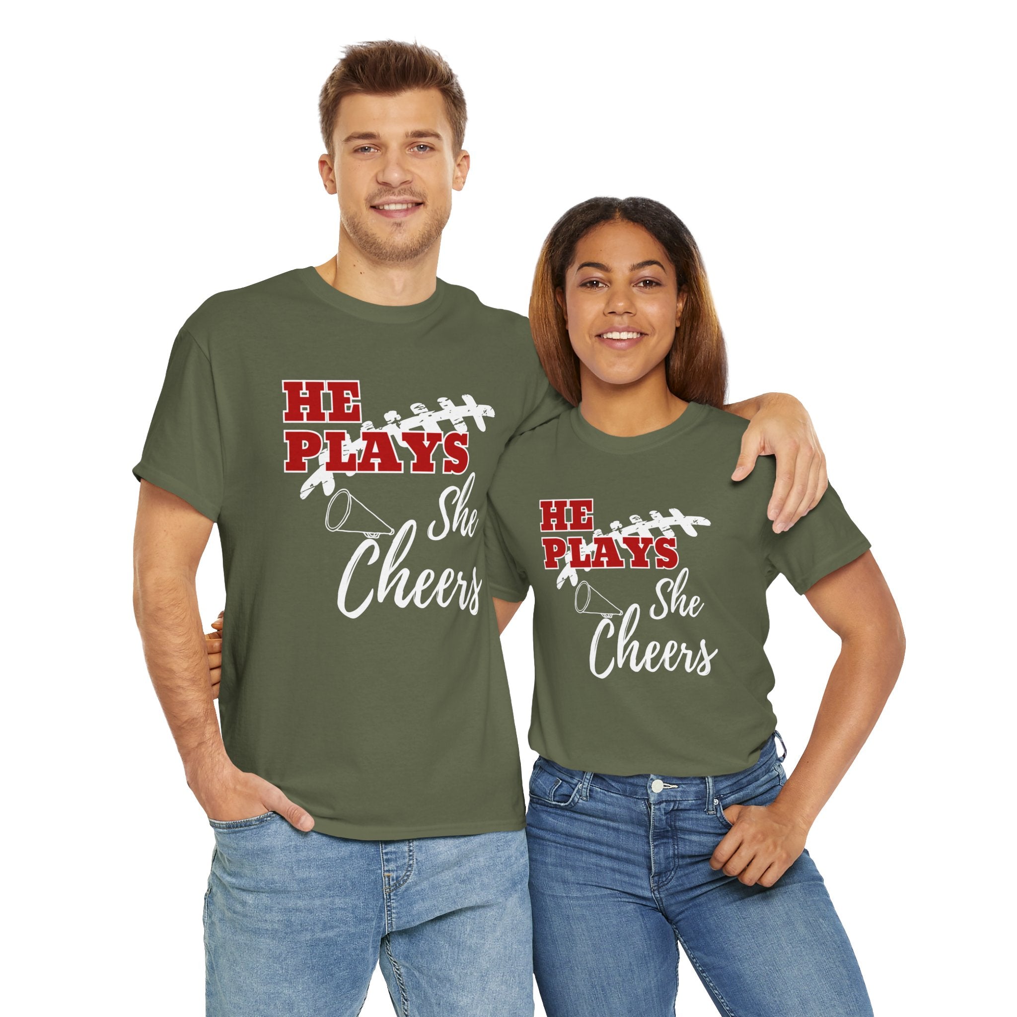 „He Plays, She Cheers“ T-Shirt