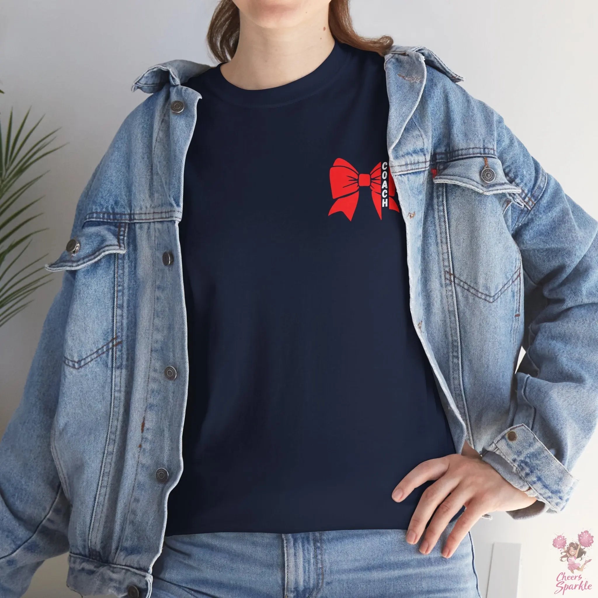 Cheer Coach T-Shirt mit roter Schleife Printify